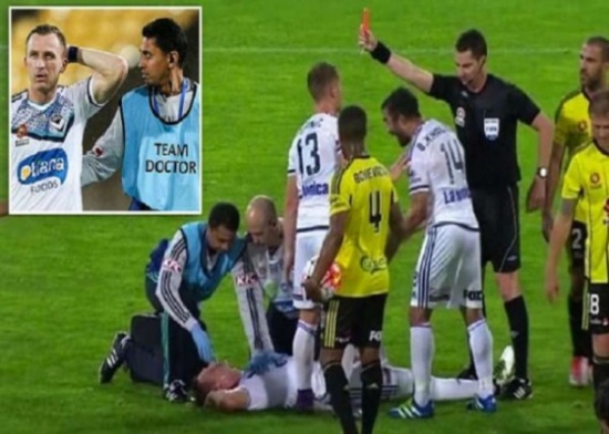 شاهد.. طرد لاعب وهو ملقى على الأرض لتلقي العلاج