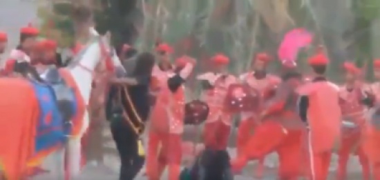 مشهد تمثيلي لقتل الحسين يتحول إلى حلبة مصارعة حقيقية مشهد تمثيلي لقتل الحسين يتحول إلى حلبة مصارعة حقيقية