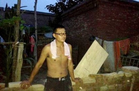 إما أن ينقذ والدته أو زوجته من الفيضان.. فمن اختار؟