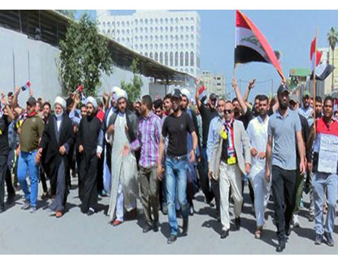 أنصار الصدر يوسعون اعتصامهم ويحاصرون مباني 4 وزارات في بغداد (فيديو)