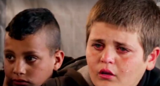 فيديو| طفل من حلب: “كلب يوناني لا يرضى أن يعيش في هذه المخيمات”! فيديو| طفل من حلب: “كلب يوناني لا يرضى أن يعيش في هذه المخيمات”!