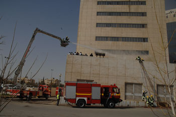 الدفاع المدني ينفذ تمرينا لحادث وهمي مفترض على مستشفى الأمير حمزة الدفاع المدني ينفذ تمرينا لحادث وهمي مفترض على مستشفى الأمير حمزة