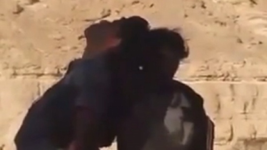 رصاصة على سيجارة بين أسنان مغامر يمني