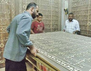 لاجئ سوري يصنع اكبر مصحف خشبي في العالم