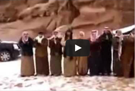 رقص وغناء شعبي على الثلج في السعودية