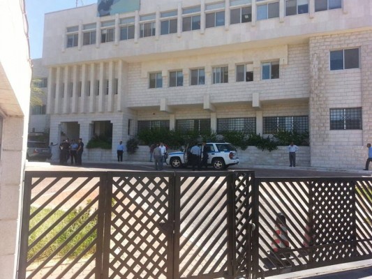 محتجون يقتحمون مبنى " تطوير العقبة " والامن يتدخل محتجون يقتحمون مبنى " تطوير العقبة " والامن يتدخل