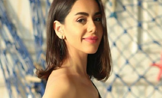 ابنة مخرج باب الحارة تحتفل بالكريسماس من غرفة نومها .. شاهد
