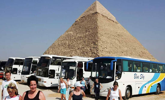 بالفيديو : مصر.. 4 قتلى وجرح 12 في هجوم استهدف حافلة سياحية بالفيديو : مصر.. 4 قتلى وجرح 12 في هجوم استهدف حافلة سياحية