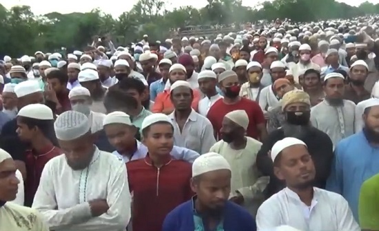 بالفيديو : 100 ألف يشيعون داعية إسلاميا ببنغلاديش رغم "كورونا"