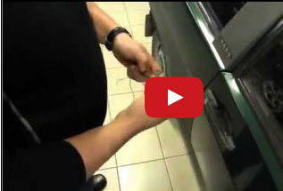 طريقة مبتكرة لفتح باب سيارتك في حال نسيت المفتاح بداخلها