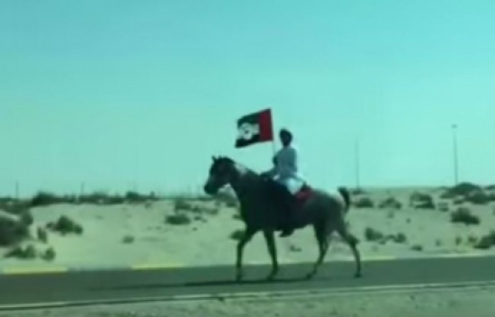 شاهد: كيف استقبل شاب إماراتي الجنود العائدين من اليمن؟