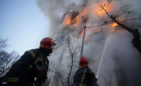 بالفيديو.. 4 قتلى في قصف روسي استهدف مبنى سكنيا في كييف