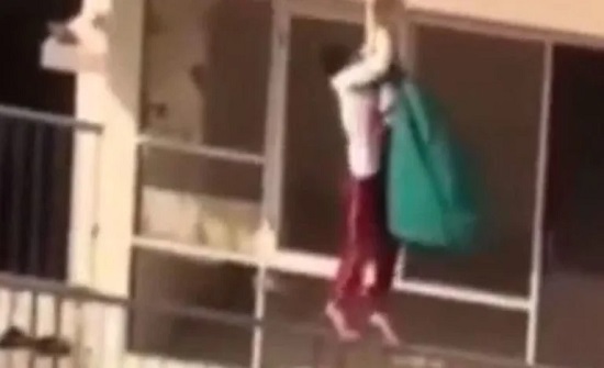 الهند :  خاطرت بصغيرها من الطابق العاشر لسبب لا يتوقعه عقل