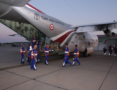طائرة عسكرية تركية تنقل 20 جريحًا فلسطينيًا