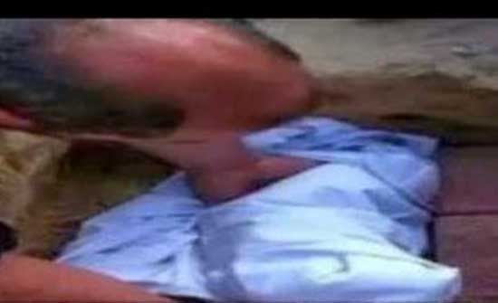 فيديو..أب يدفن إبنته الرضيعة حية وعمرها يوم واحد وبعد الدفن حدث ما لم يكن على بال أحد
