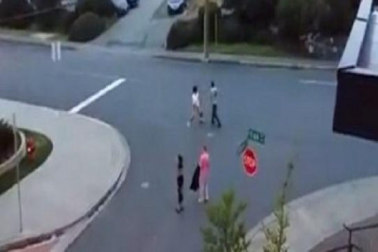 فيديو: مشاجرة عنيفة بين شابين بسبب هاتف محمول فيديو: مشاجرة عنيفة بين شابين بسبب هاتف محمول