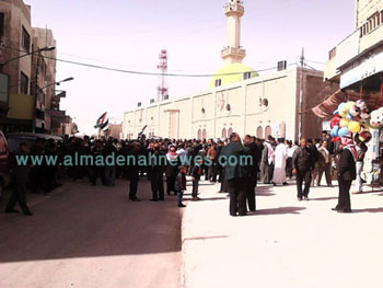 عشرات الائمة والوعاظ العاملين يعتصمون امام المسجد العمري الكبير في الكرك