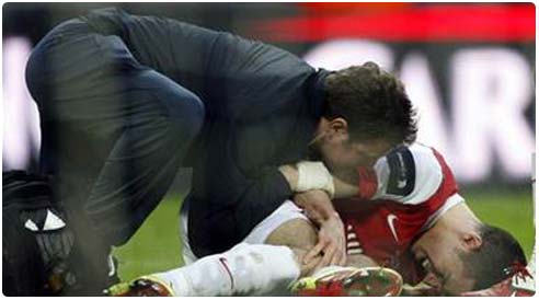 فان بيرسي يغيب عن لقاء برشلونة