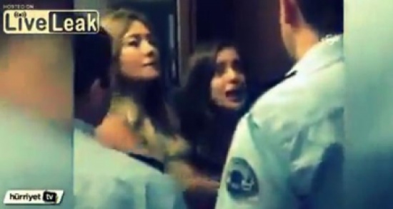 شاهد: ماذا فعلت فتاة مع ضابط تركي