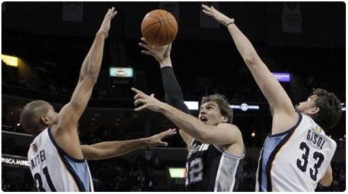 سقوط سان انطونيو وليكرز يواصل انتصاراته