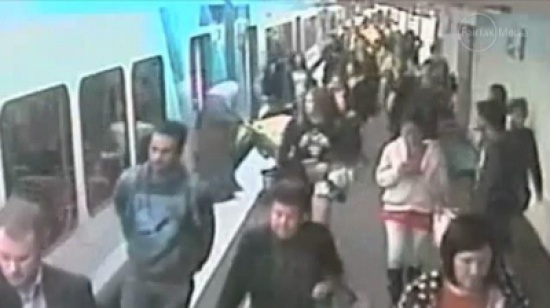 طفلة تنزلق تحت عربة قطار