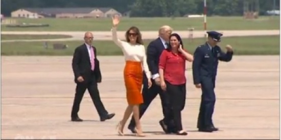 شاهد لحظة صعود الرئيس الأمريكي ترامب طائرته ترافقه زوجته متجهاً إلى السعودية