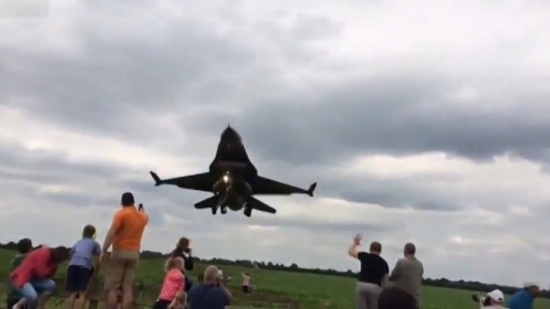 طائرة تكاد تلامس الرؤوس