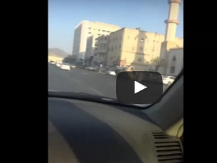 شاهد: سعودي يقود سيارته على عجلتين أمام الشرطة