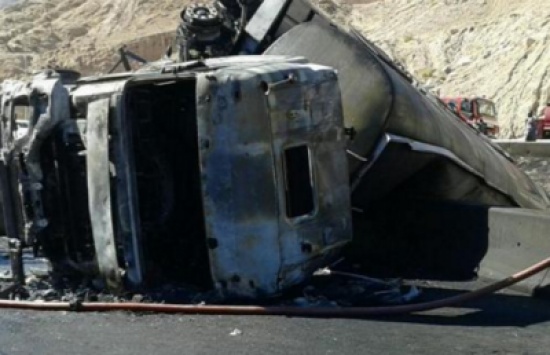 اصابة اثر انقلاب صهريج على اوتستراد الزرقاء