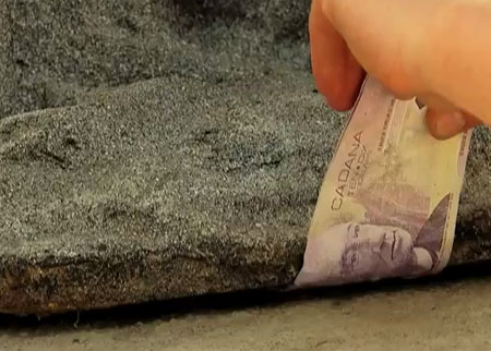 الورقة النقدية و التمثال