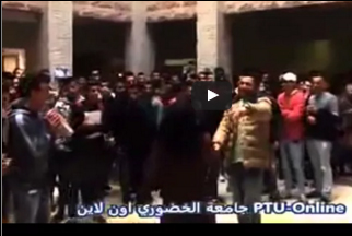 شاهد..  يخطب زميلته بالجامعة وسط أجواء احتفالية