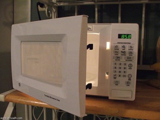 سجن بريطانية طهت هرتها الأليفة بفرن " ميكروويف " !