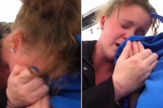 شاهد: ردة فعل فتاة بريطانية خلال ركوبها عجلة دوارة كبيرة