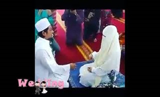 بالفيديو.. رد فعل عروس تصافح عريسها لأول مرة بالفيديو.. رد فعل عروس تصافح عريسها لأول مرة