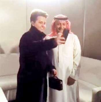 شمة حمدان: عناقي لـ عبد المجيد عبد الله كان عناق الأب لإبنته شمة حمدان: عناقي لـ عبد المجيد عبد الله كان عناق الأب لإبنته