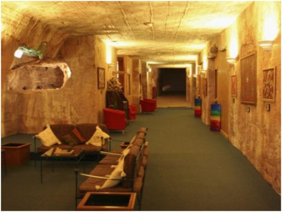 بالصور.. مدينة أسترالية يعيش سكانها تحت الأرض