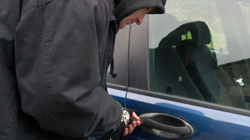 طالب يدعي سرقة سيارته بالإكراه لإجبار والده على شراء أخرى جديدة طالب يدعي سرقة سيارته بالإكراه لإجبار والده على شراء أخرى جديدة