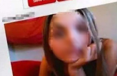 طالبة مغربية توقع باستاذ جامعي عبر “سكايب” وتصوره في اوضاع مخلة طالبة مغربية توقع باستاذ جامعي عبر “سكايب” وتصوره في اوضاع مخلة