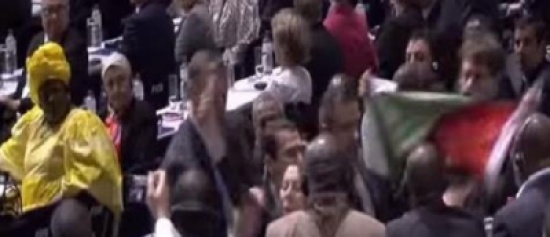 شاهد.. فتاتان فلسطينيتان يقتحمان خطاب بلاتر ويهتفن ضد إسرائيل