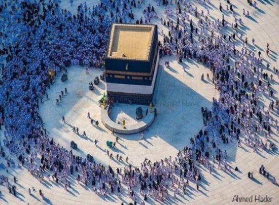 صورة لطائفين يشكلون قلب حول الكعبة صورة لطائفين يشكلون قلب حول الكعبة