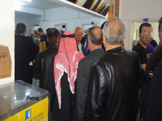 أعمال شغب أمام ضريبة الدخل في إربد والأمن يتدخل أعمال شغب أمام ضريبة الدخل في إربد والأمن يتدخل