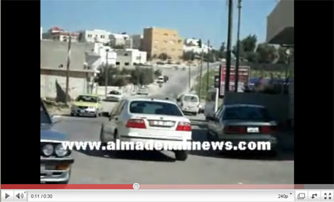 نائب يغلق بسيارته الشارع عامدا نائب يغلق بسيارته الشارع عامدا