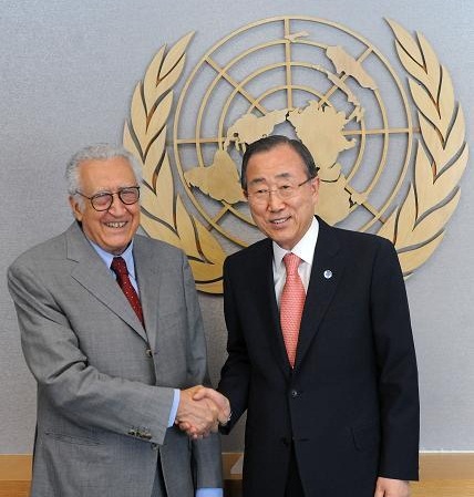 بان كي مون والابراهيمي يساويان بين الضحية والجلاد في سوريا