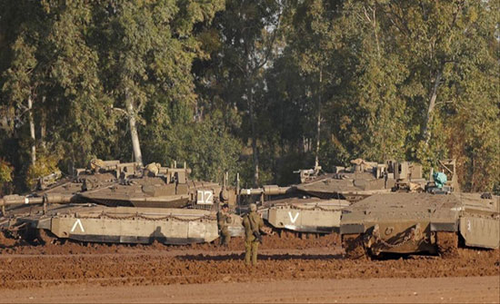 إسرائيل تحشد حول غزة وتنفي التوصل إلى هدنة