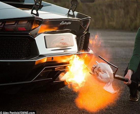 يشوي ديكاً رومياً على محرك "لامبورجيني"