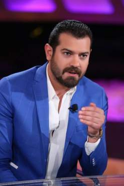 عمرو يوسف يجري عملية جراحية في ذراعه ويخضع للعلاج الطبيعي عمرو يوسف يجري عملية جراحية في ذراعه ويخضع للعلاج الطبيعي