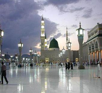 ثلاثيني يتجول في المسجد النبوي ويدعي أنه "المهدي المنتظر" ثلاثيني يتجول في المسجد النبوي ويدعي أنه "المهدي المنتظر"