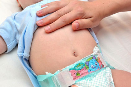 آلام البطن المستمرة لدى طفلك… علام تدل؟ آلام البطن المستمرة لدى طفلك… علام تدل؟