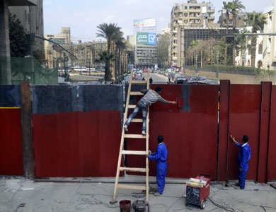 القاهرة تستيقظ على بوابات حديدية بشارع حيوي قرب ميدان التحرير القاهرة تستيقظ على بوابات حديدية بشارع حيوي قرب ميدان التحرير