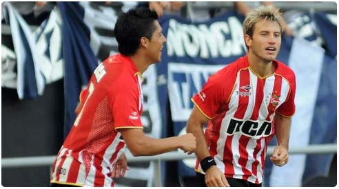 إستوديانتيس يرتقي إلى الصدارة